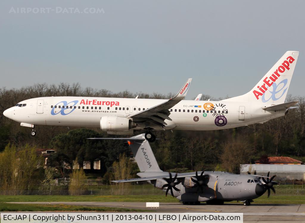 EC-JAP, 2004 Boeing 737-85P C/N 33971, Landing rwy 14R with additional sitckers on the left side