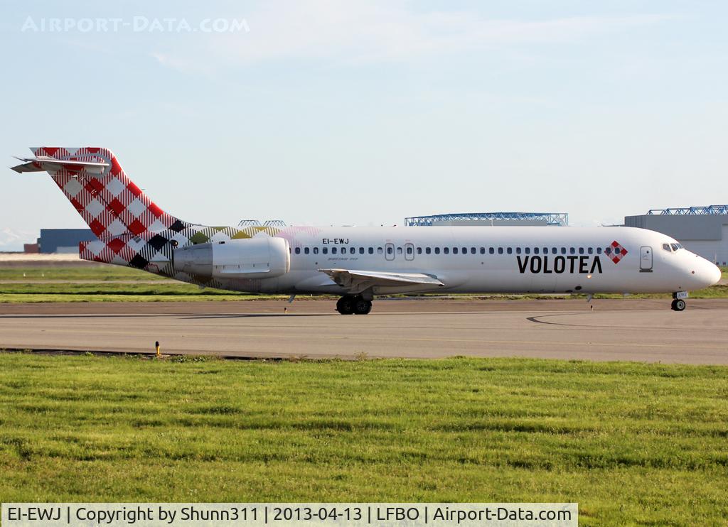 EI-EWJ, 2003 Boeing 717-2BL C/N 55171/5121, Lining up rwy 14L for departure...