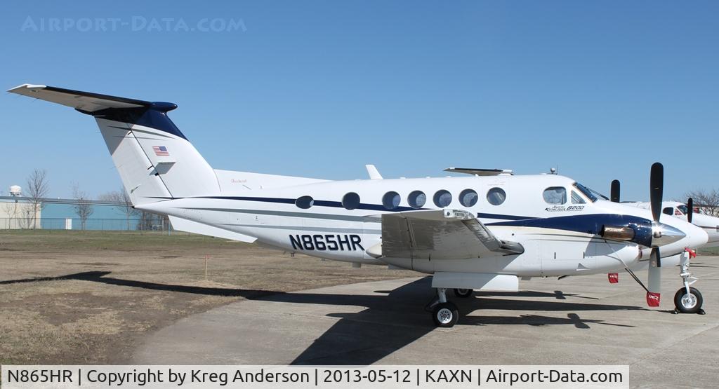 N865HR, 1977 Beech 200 C/N BB276, Beech 200 Super King Air on the ramp.