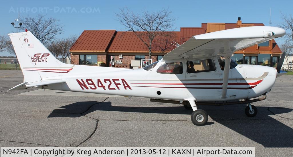 N942FA, 2003 Cessna 172S C/N 172S9402, Cessna 172S Skyhawk at the fuel pump.