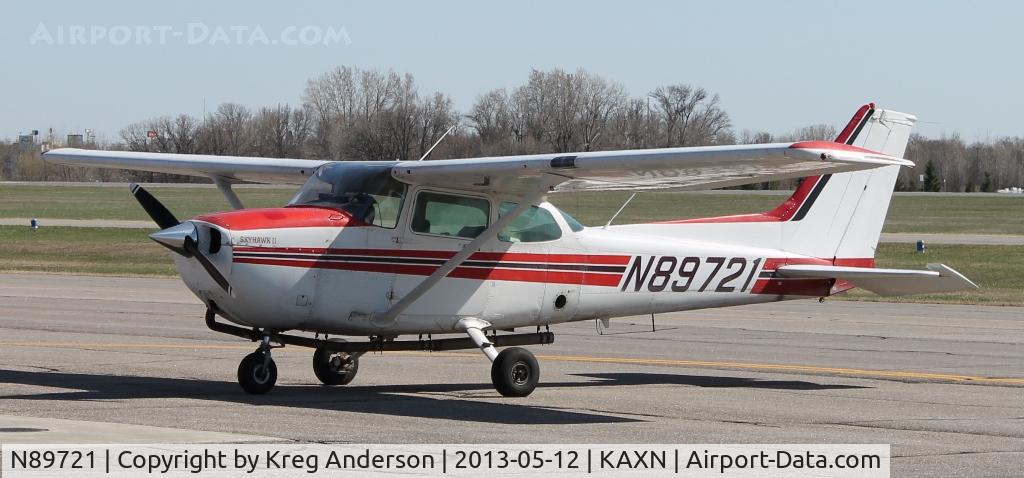 N89721, 1983 Cessna 172P C/N 17276010, Cessna 172P Skyhawk at the fuel pump.