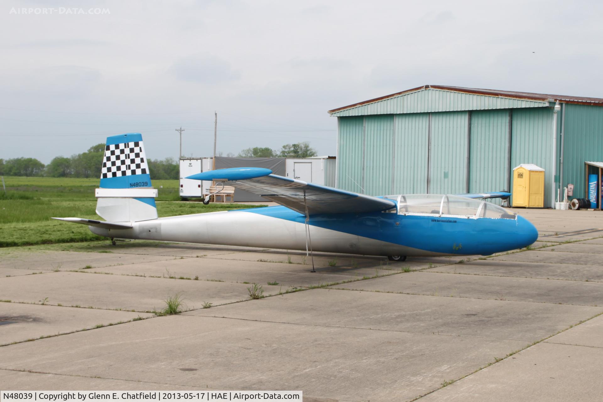 N48039, Let L-13 Blanik C/N 026102, One of two gliders on the ramp