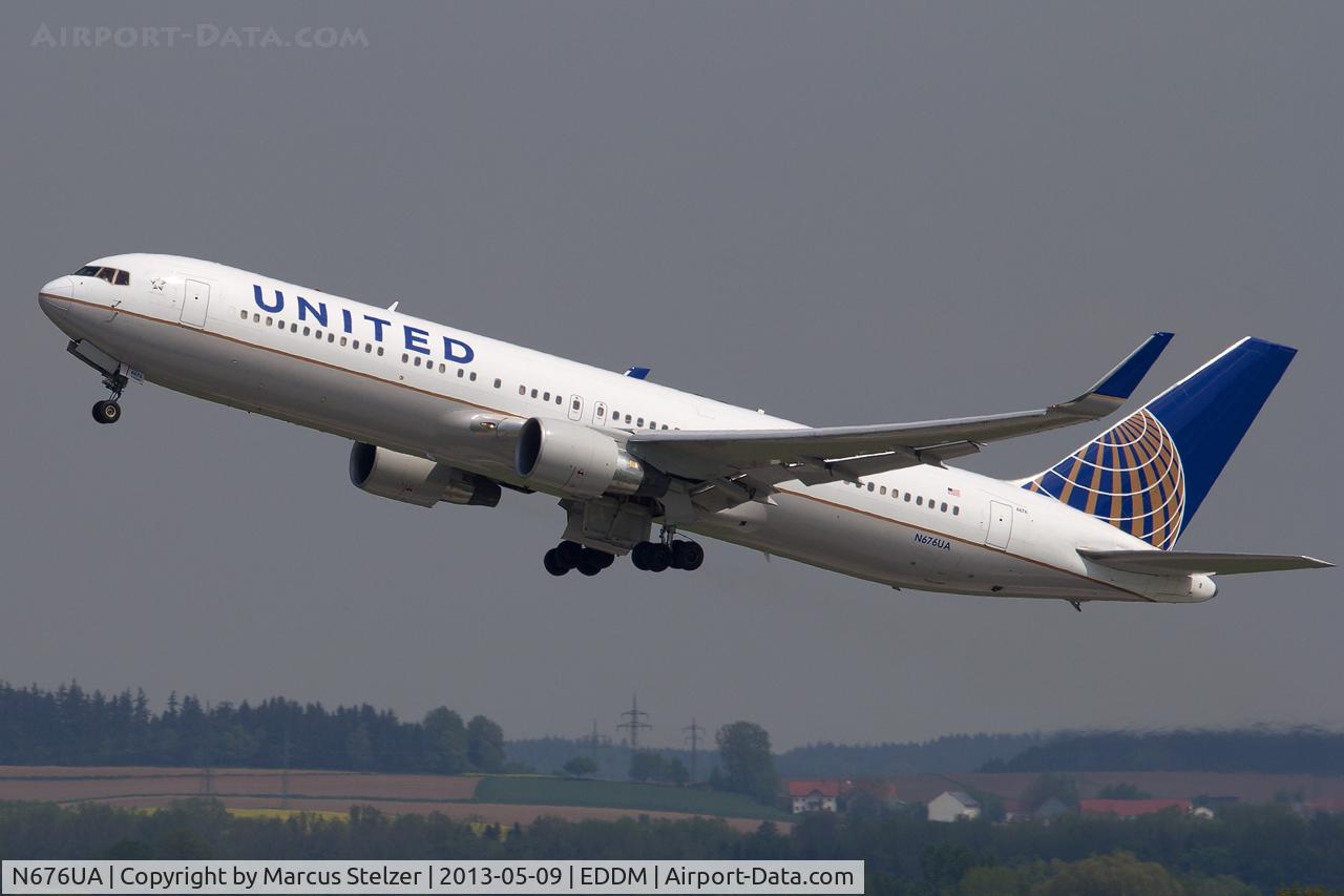N676UA, 2001 Boeing 767-322 C/N 30028, N676UA