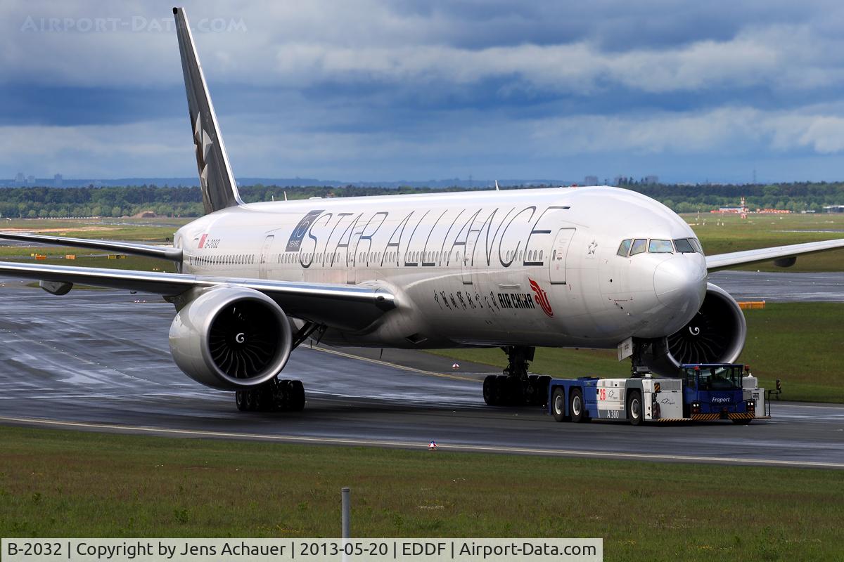 B-2032, 2012 Boeing 777-39L/ER C/N 38671, Getting towed to the terminal