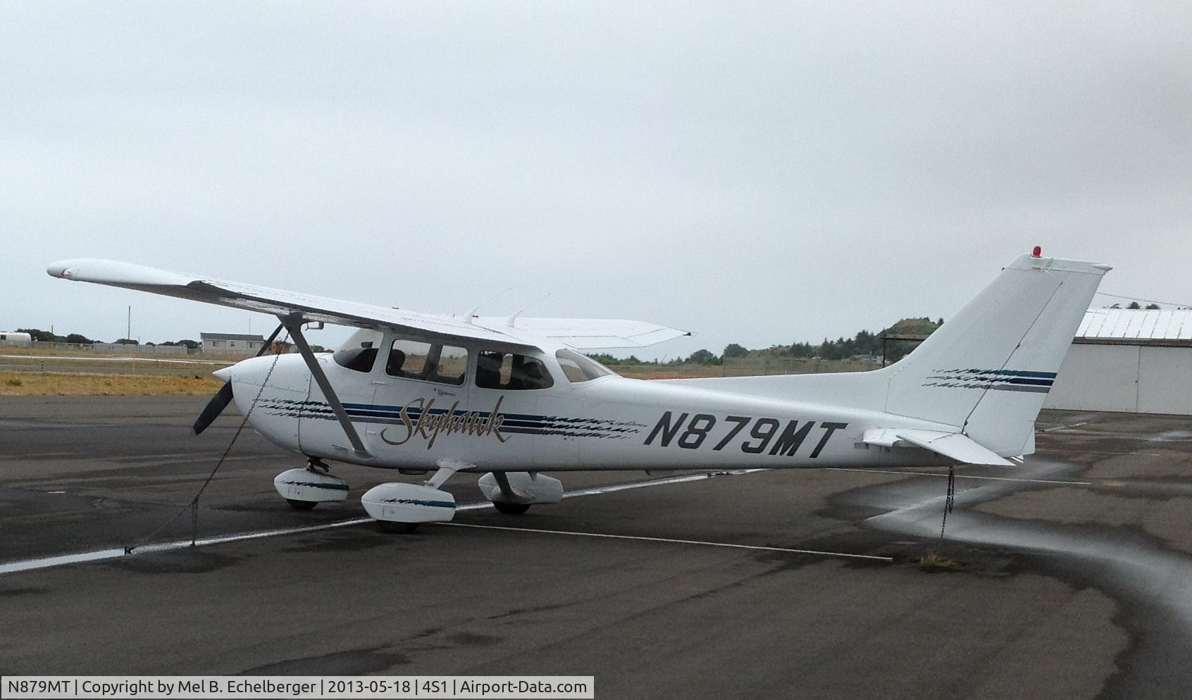 N879MT, 1997 Cessna 172R C/N 17280063, This AC happened to be at Gold Beach, Oregon during the month of May 2012.