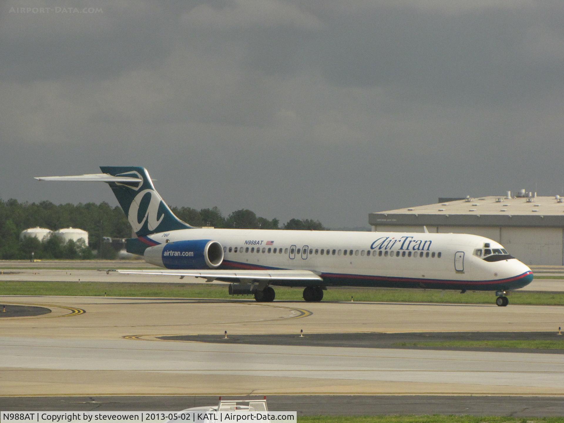 N988AT, 2001 Boeing 717-200 C/N 55068, taxing at KATL