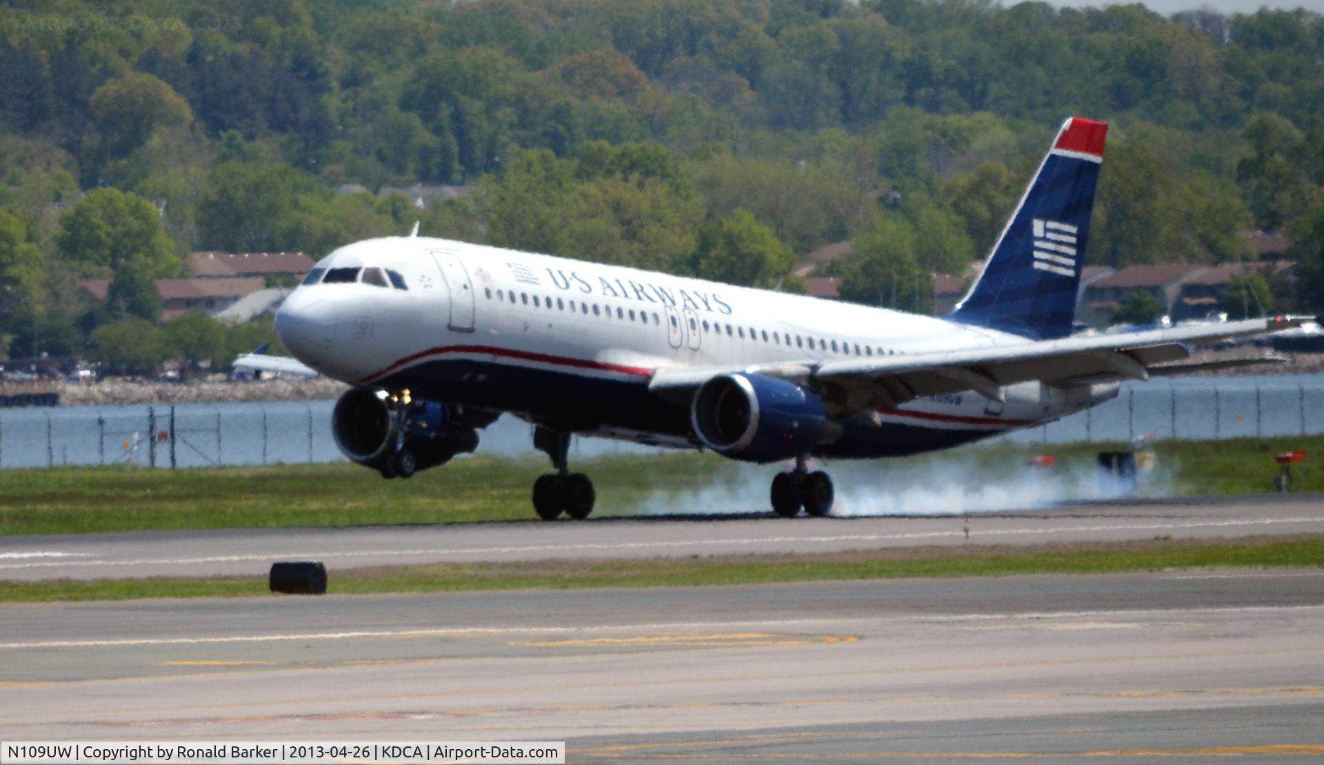 N109UW, 1999 Airbus A320-214 C/N 1065, Touch down DCA