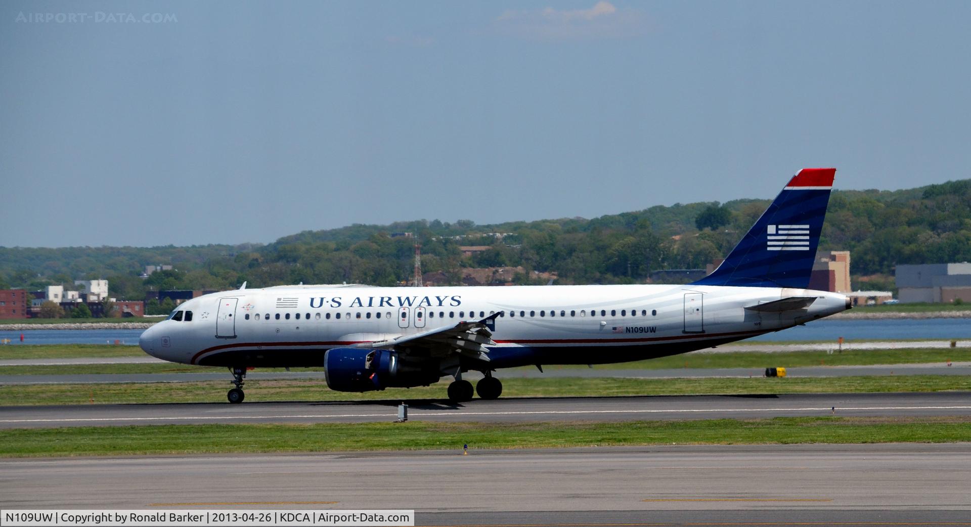 N109UW, 1999 Airbus A320-214 C/N 1065, Landing roll DCA