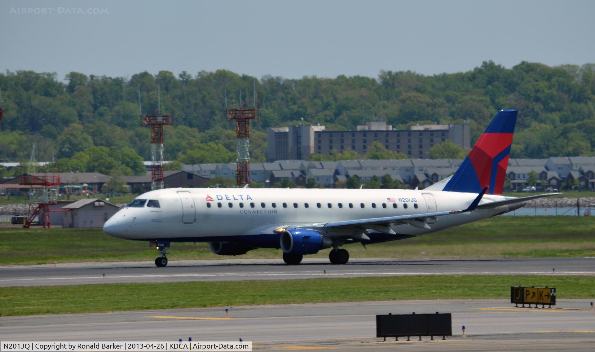 N201JQ, 2008 Embraer 175LR (ERJ-170-200LR) C/N 17000235, Takeoff roll
