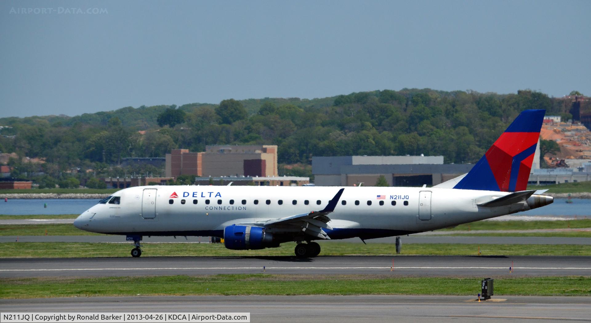 N211JQ, 2008 Embraer 175LR (ERJ-170-200LR) C/N 17000261, Landing roll