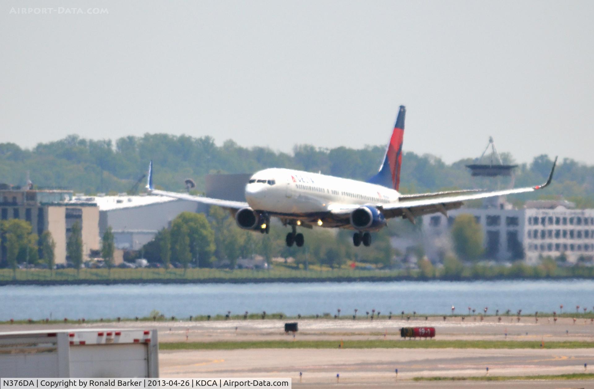 N376DA, 1999 Boeing 737-832 C/N 29624, Approach DCA