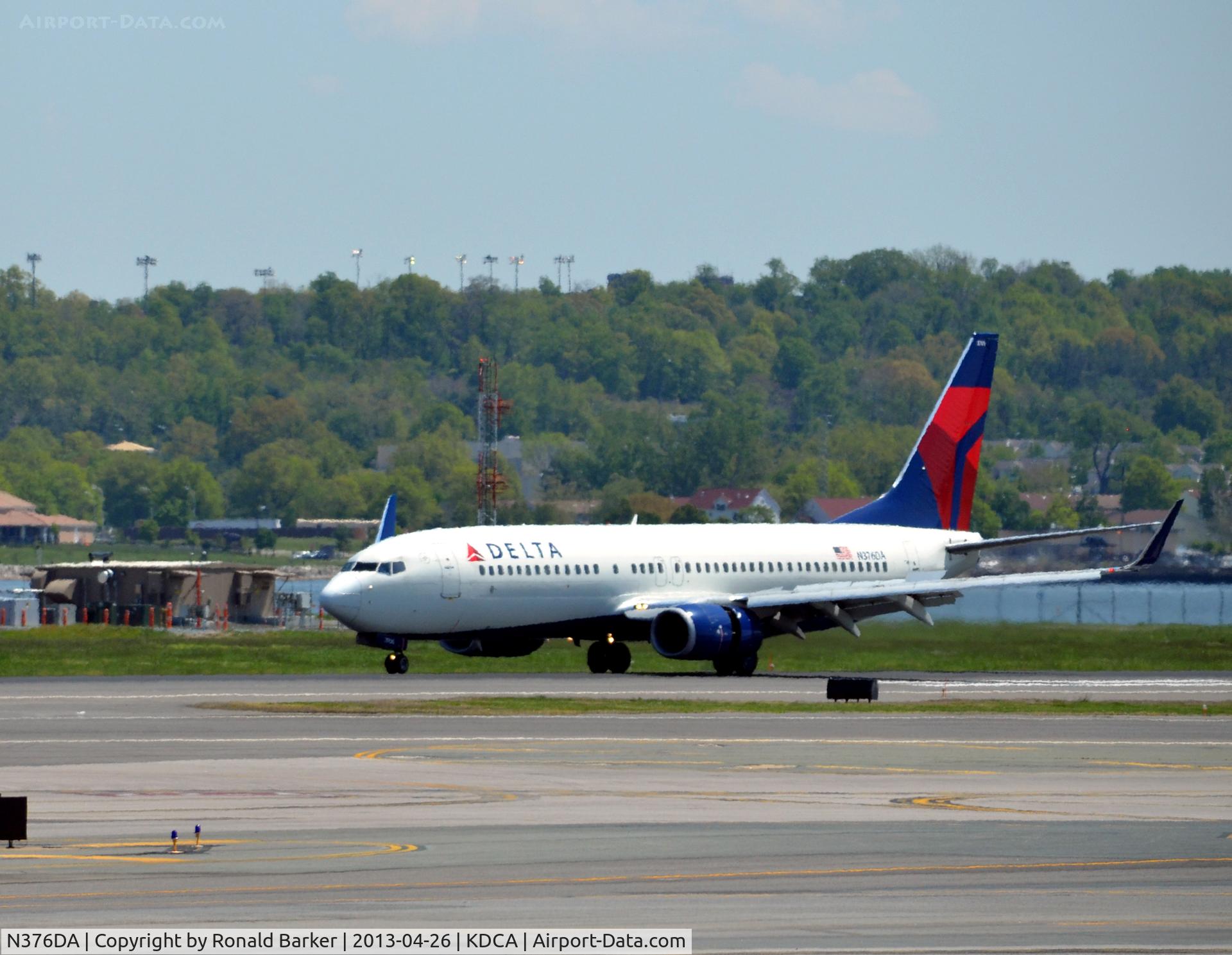 N376DA, 1999 Boeing 737-832 C/N 29624, Landing DCA