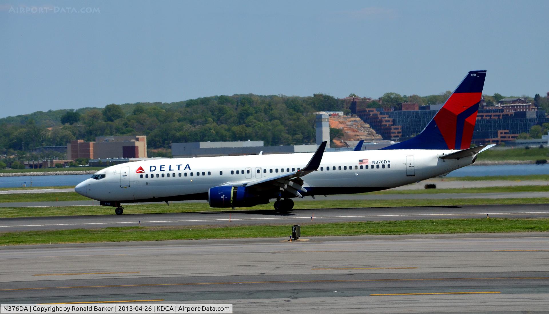 N376DA, 1999 Boeing 737-832 C/N 29624, landing roll