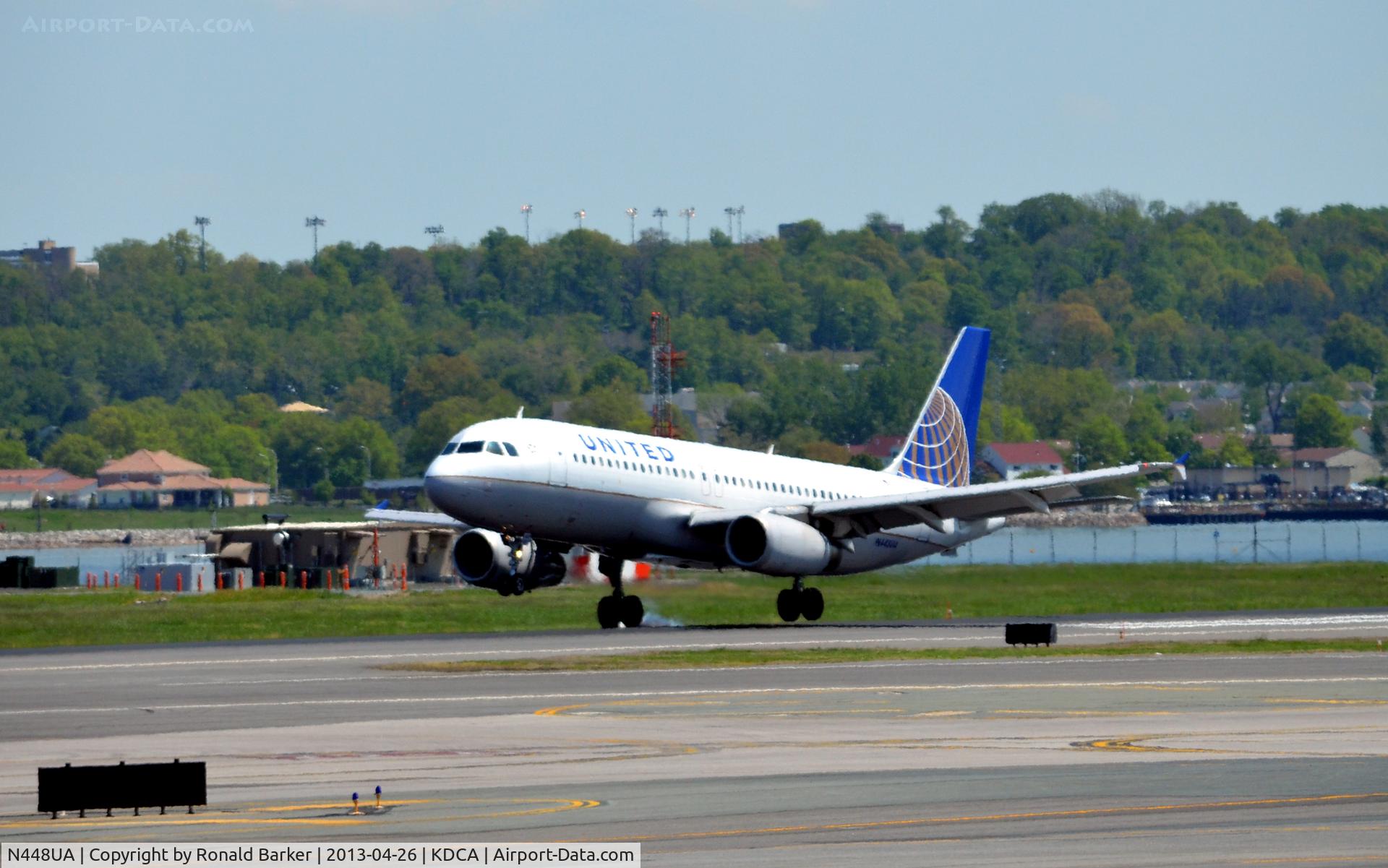 N448UA, 1998 Airbus A320-232 C/N 842, Landing DCA