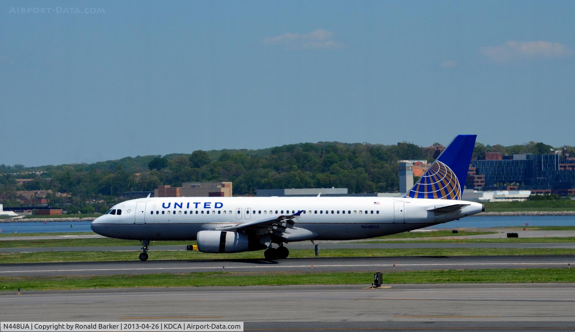 N448UA, 1998 Airbus A320-232 C/N 842, Landing DCA