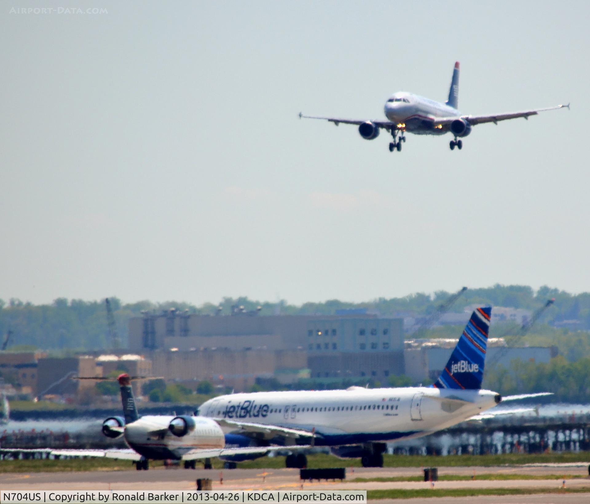 N704US, 1998 Airbus A319-112 C/N 0922, Approach DCA  with N651JB in the foreground