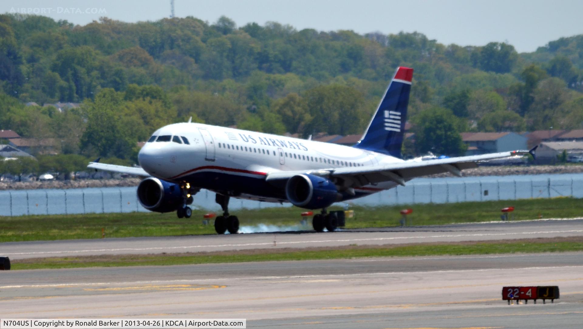 N704US, 1998 Airbus A319-112 C/N 0922, Landing DCA