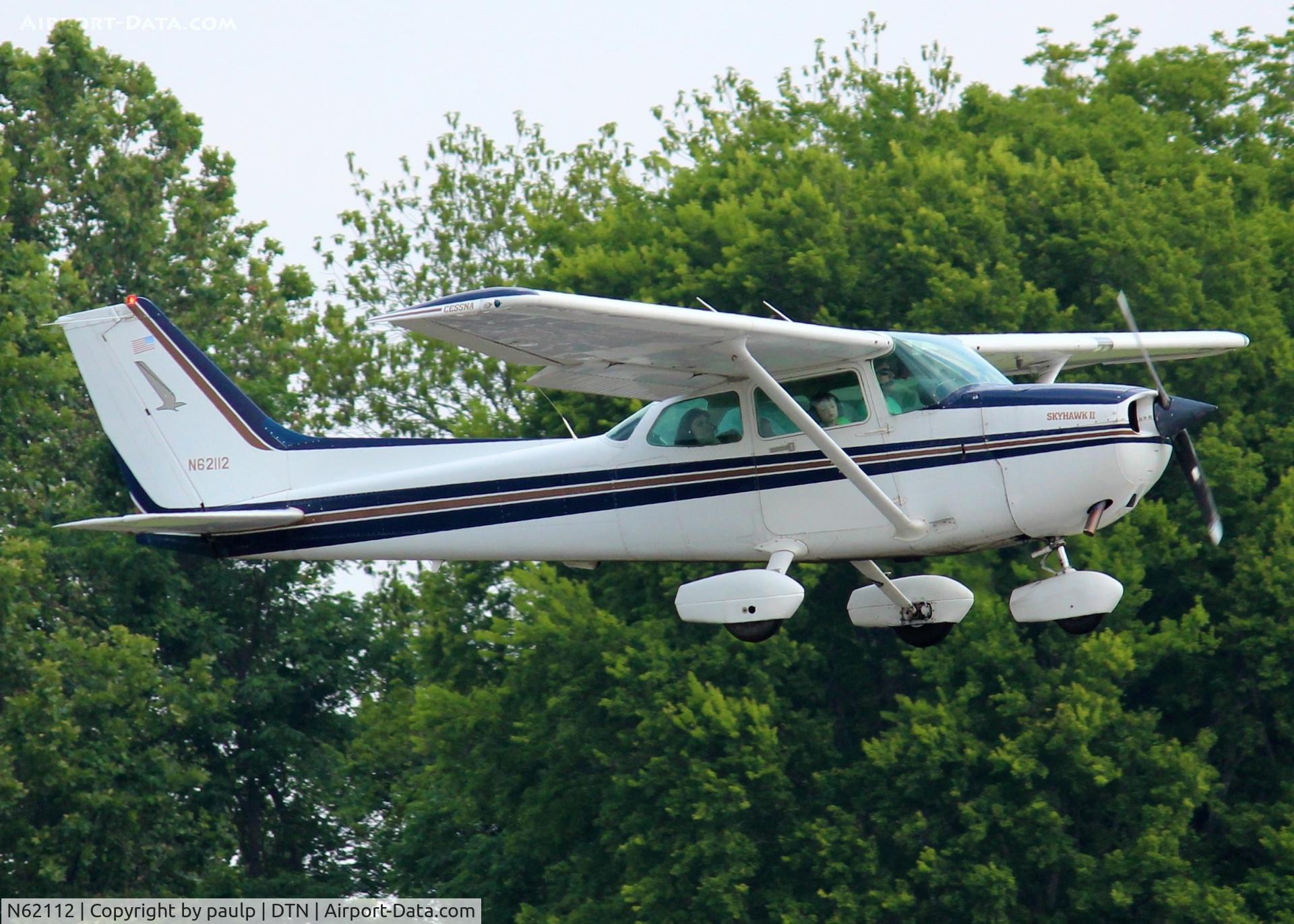 N62112, Cessna 172P C/N 17275214, Landing at Downtown Shreveport.