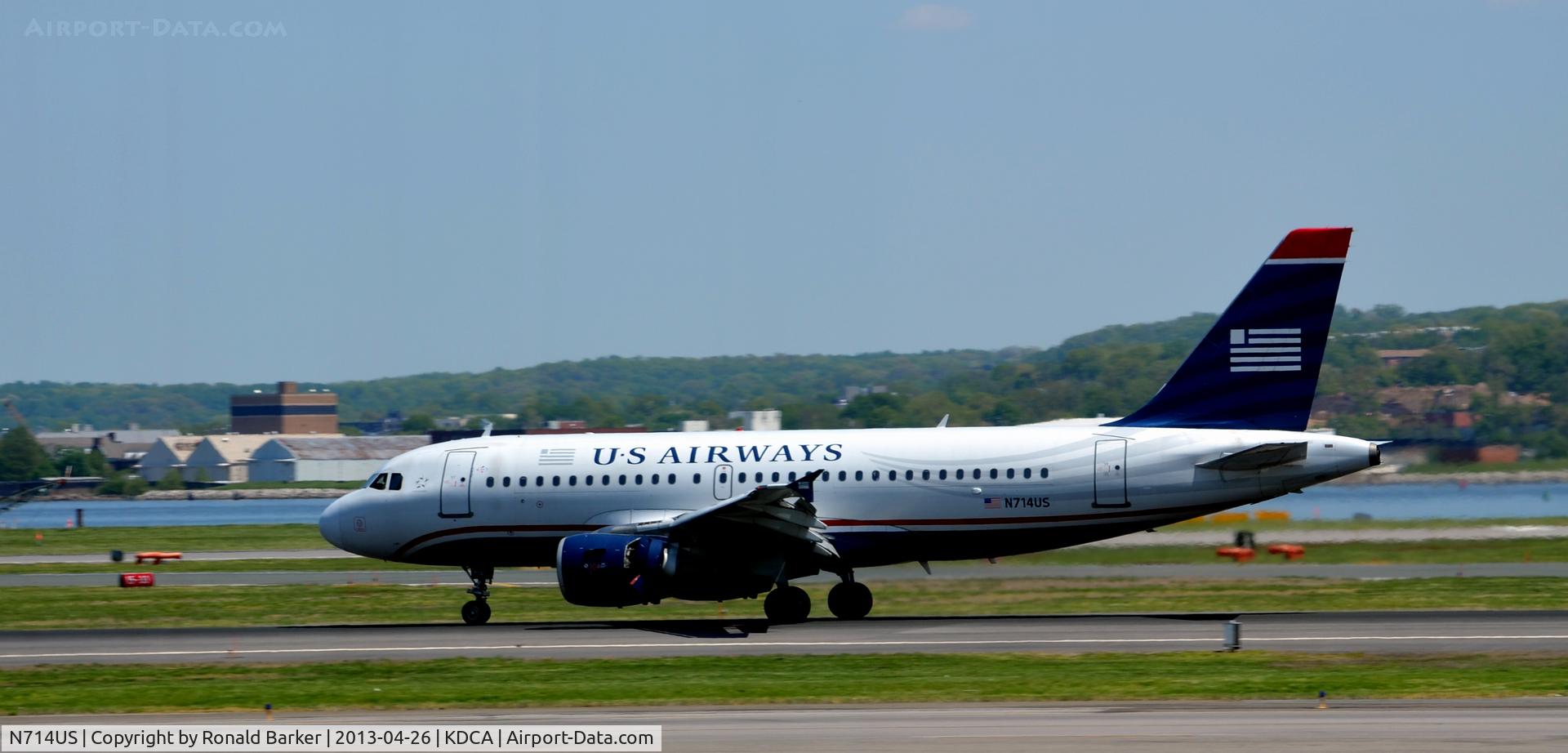 N714US, 1999 Airbus A319-112 C/N 1046, Landing roll