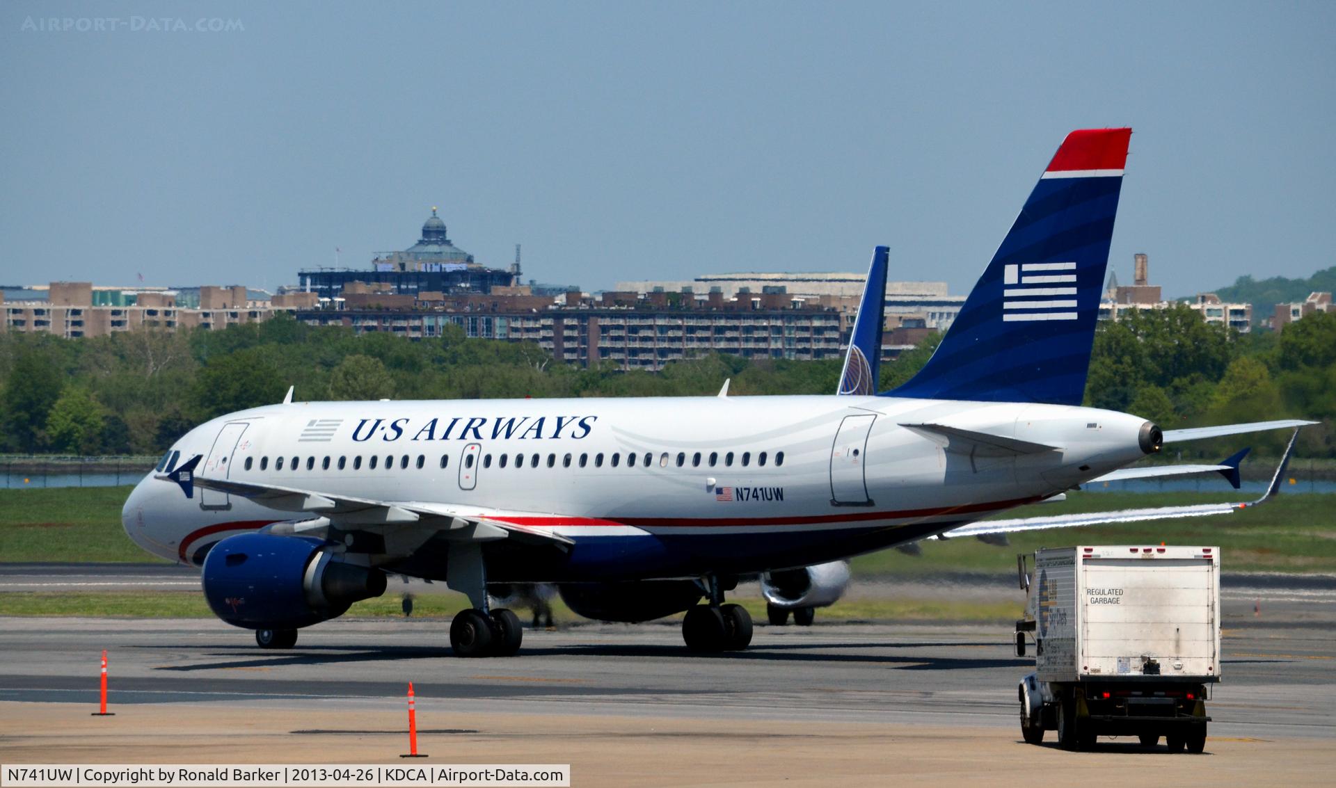 N741UW, 2000 Airbus A319-112 C/N 1269, Taxi DCA