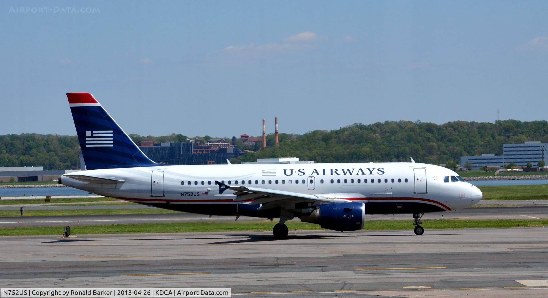 N752US, 2000 Airbus A319-112 C/N 1319, Taxi DCA