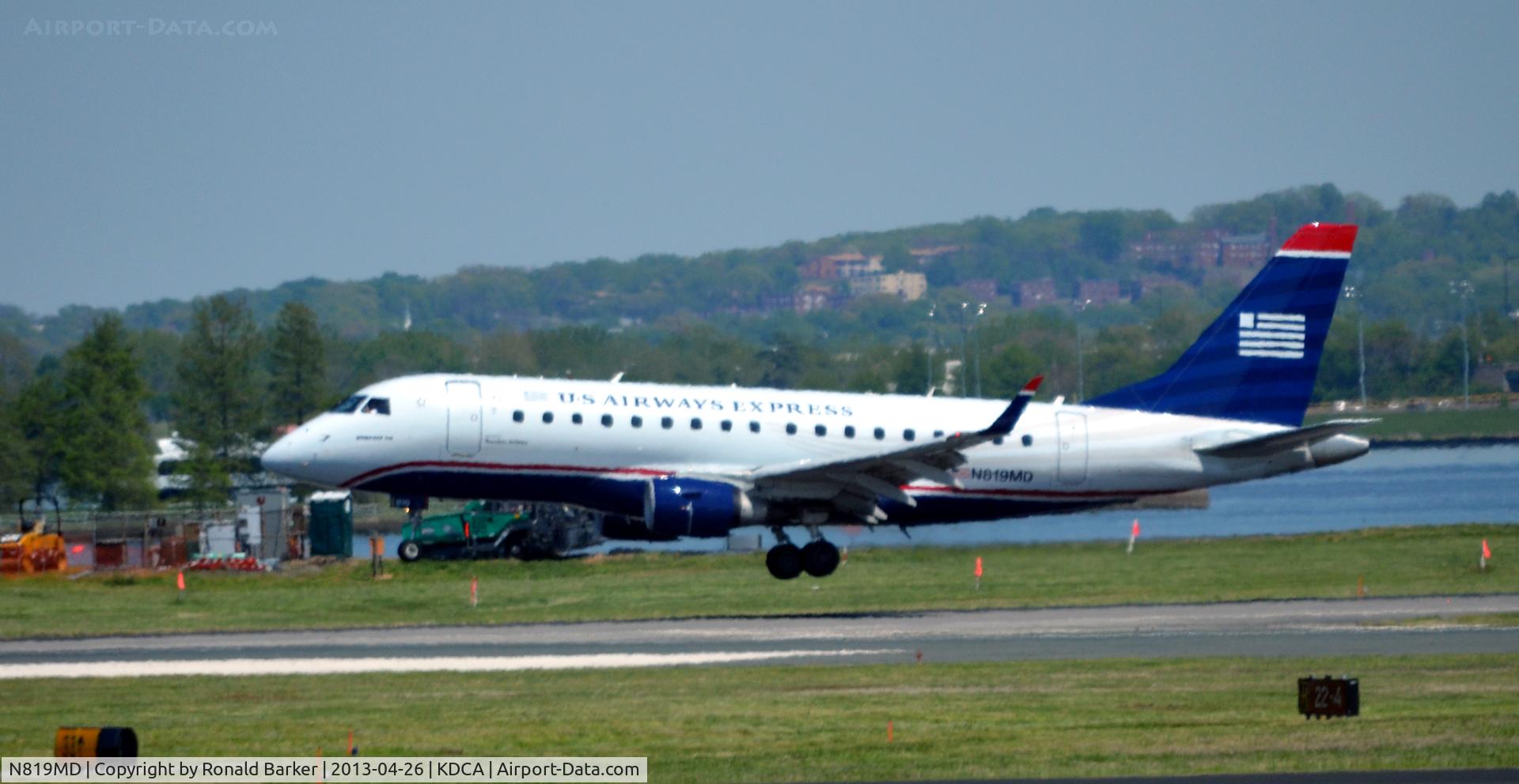 N819MD, 2004 Embraer 170SU (ERJ-170-100SU) C/N 17000040, Landing DCA