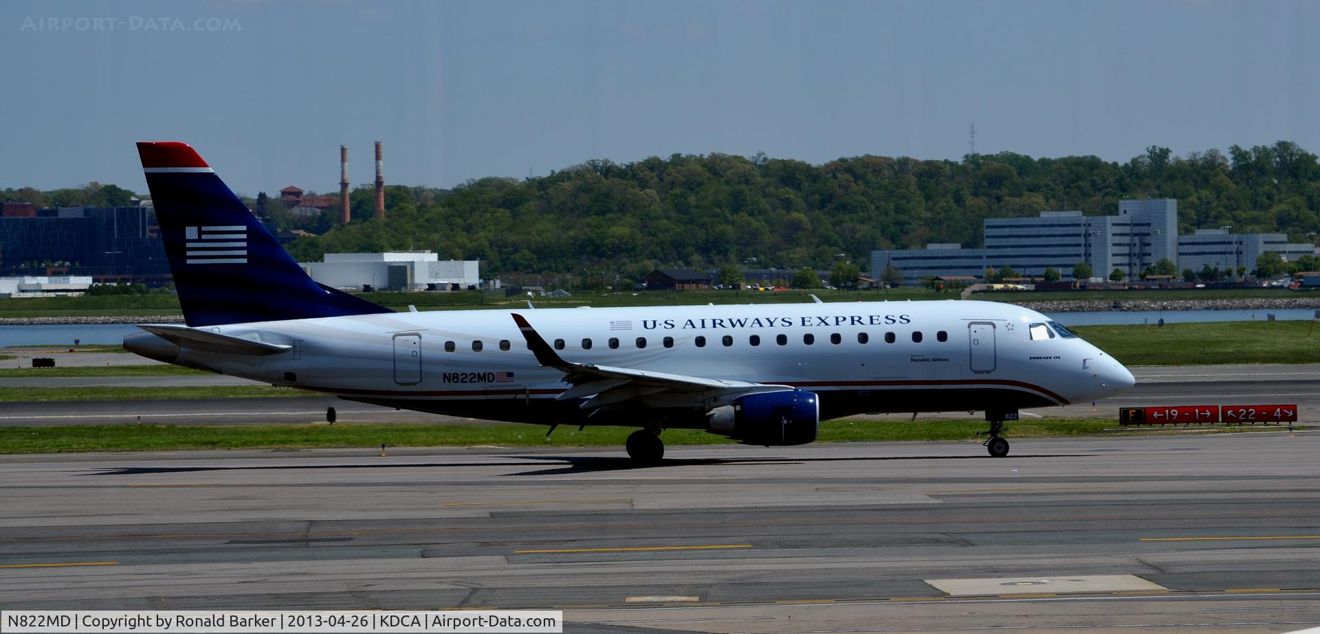N822MD, 2004 Embraer 170SU (ERJ-170-100SU) C/N 17000043, Taxi DCA