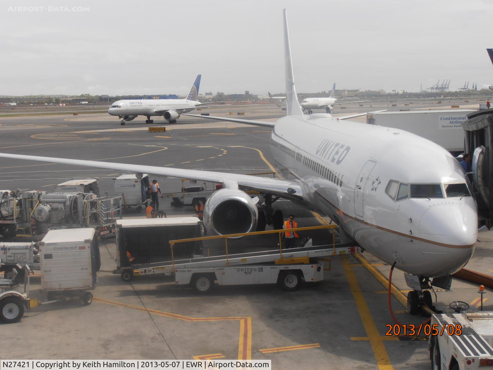 N27421, 2008 Boeing 737-924/ER C/N 37094, Getting ready for the next mission - Newark Liberty to Los Angeles (LAX). The newly added Wi-Fi bump can be seen on top
