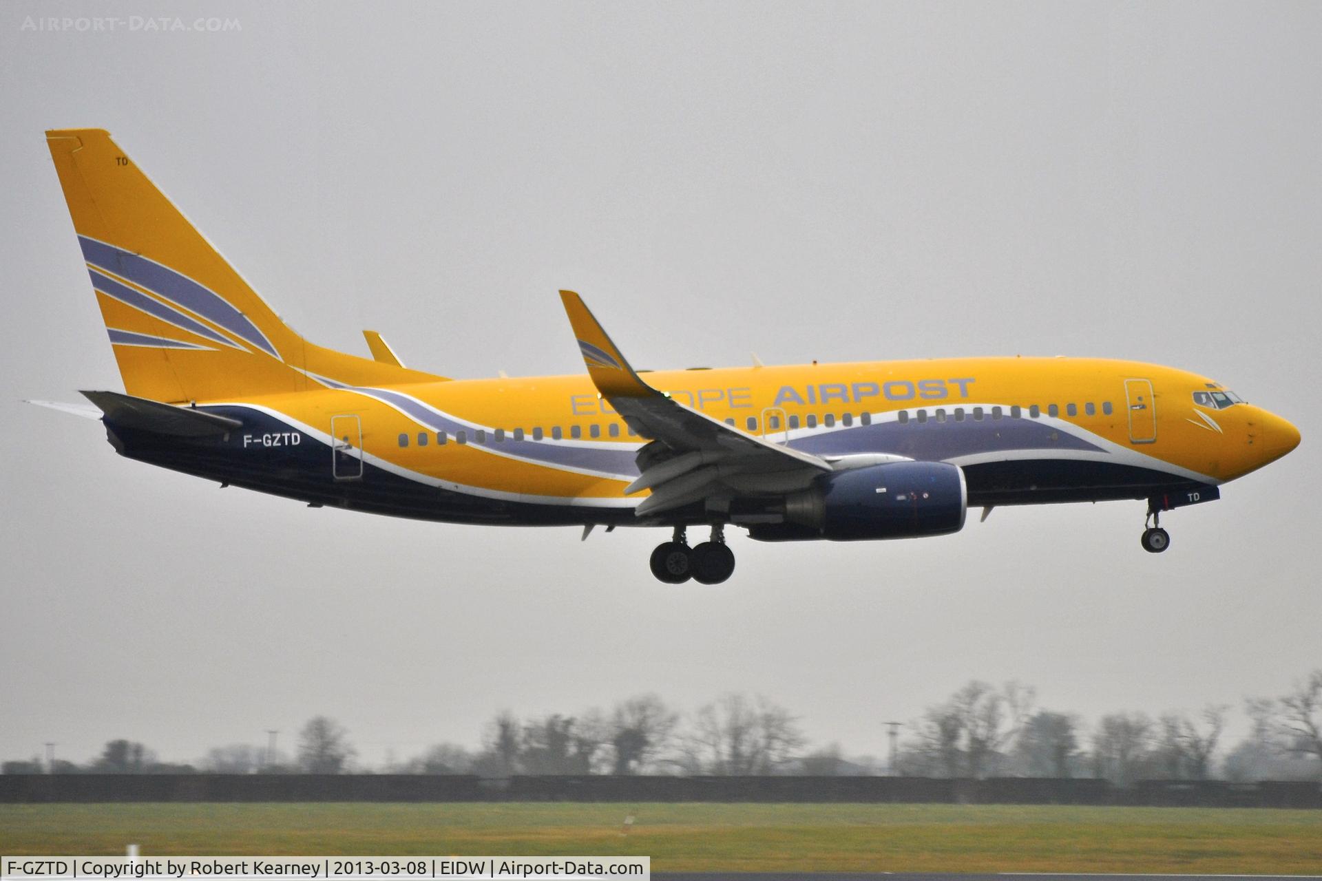 F-GZTD, 2003 Boeing 737-73V C/N 32418, On short finals for r/w 10