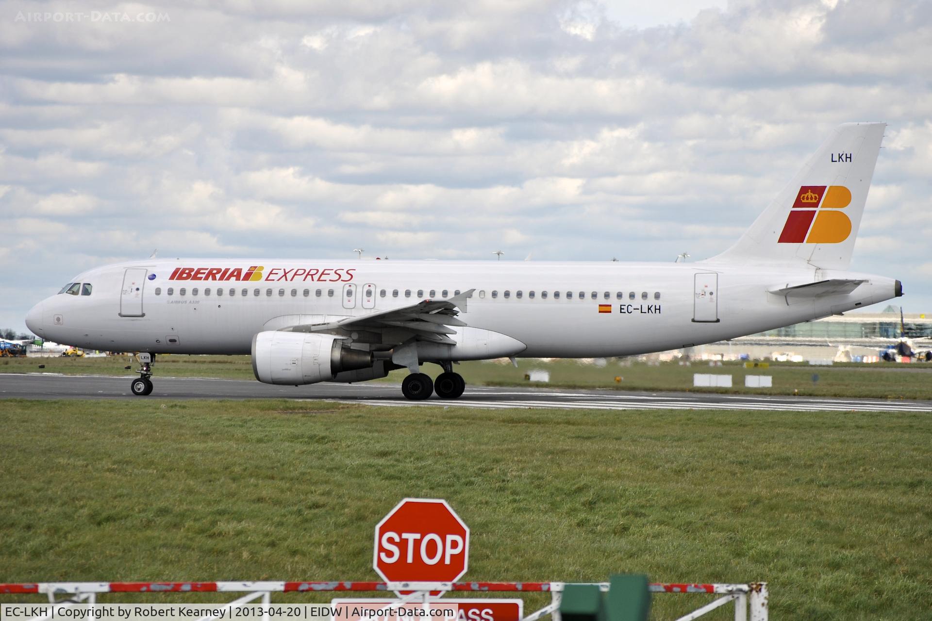 EC-LKH, 1999 Airbus A320-214 C/N 1101, Lining up r/w 28