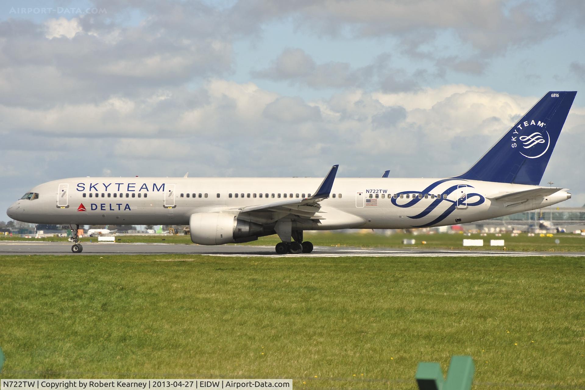 N722TW, 1999 Boeing 757-231 C/N 29385, Lining up r/w 28