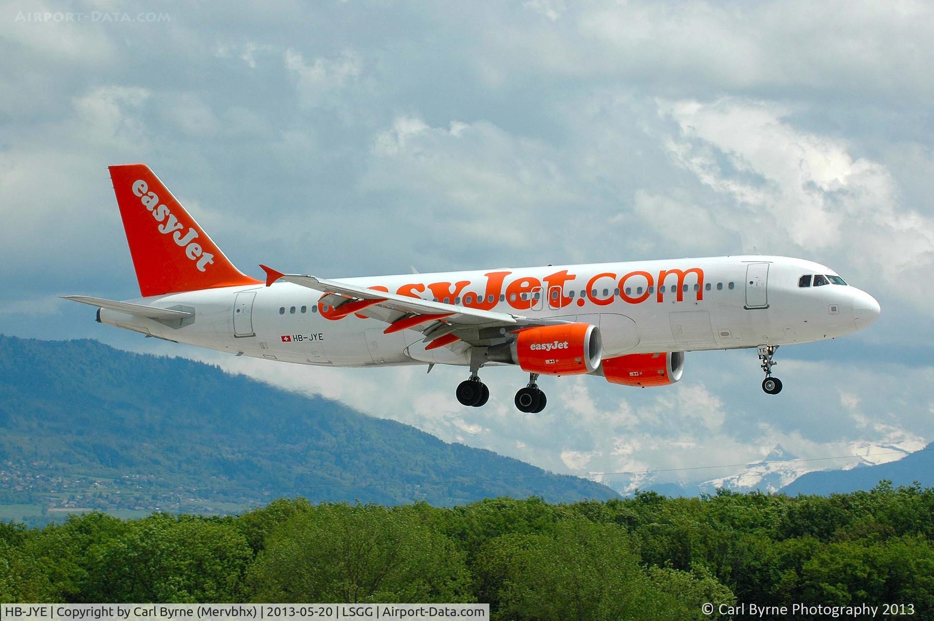 HB-JYE, 2009 Airbus A320-214 C/N 4006, Taken from the park at the 05 threshold.