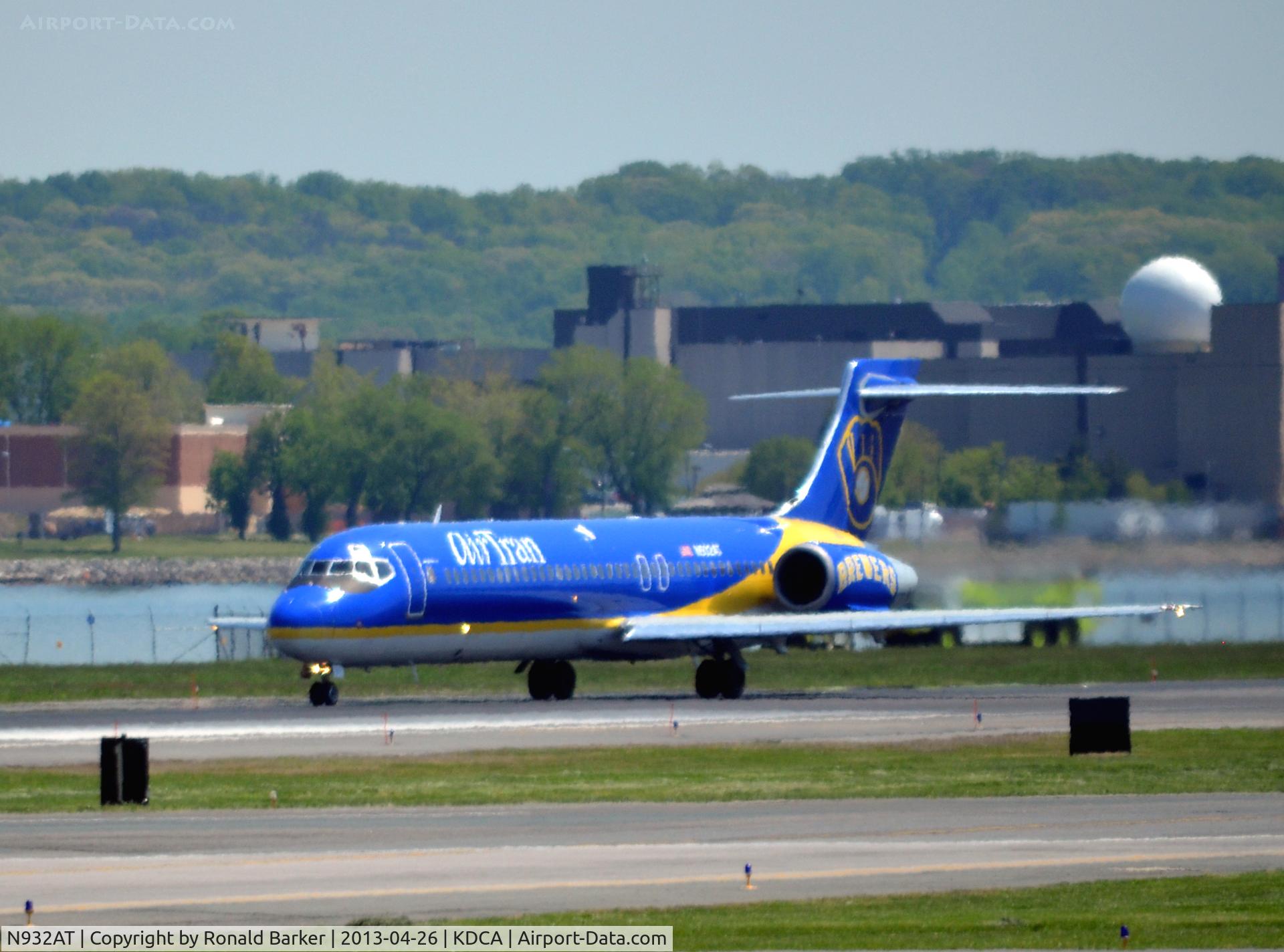 N932AT, 2000 Boeing 717-200 C/N 55073, Takeoff DCA