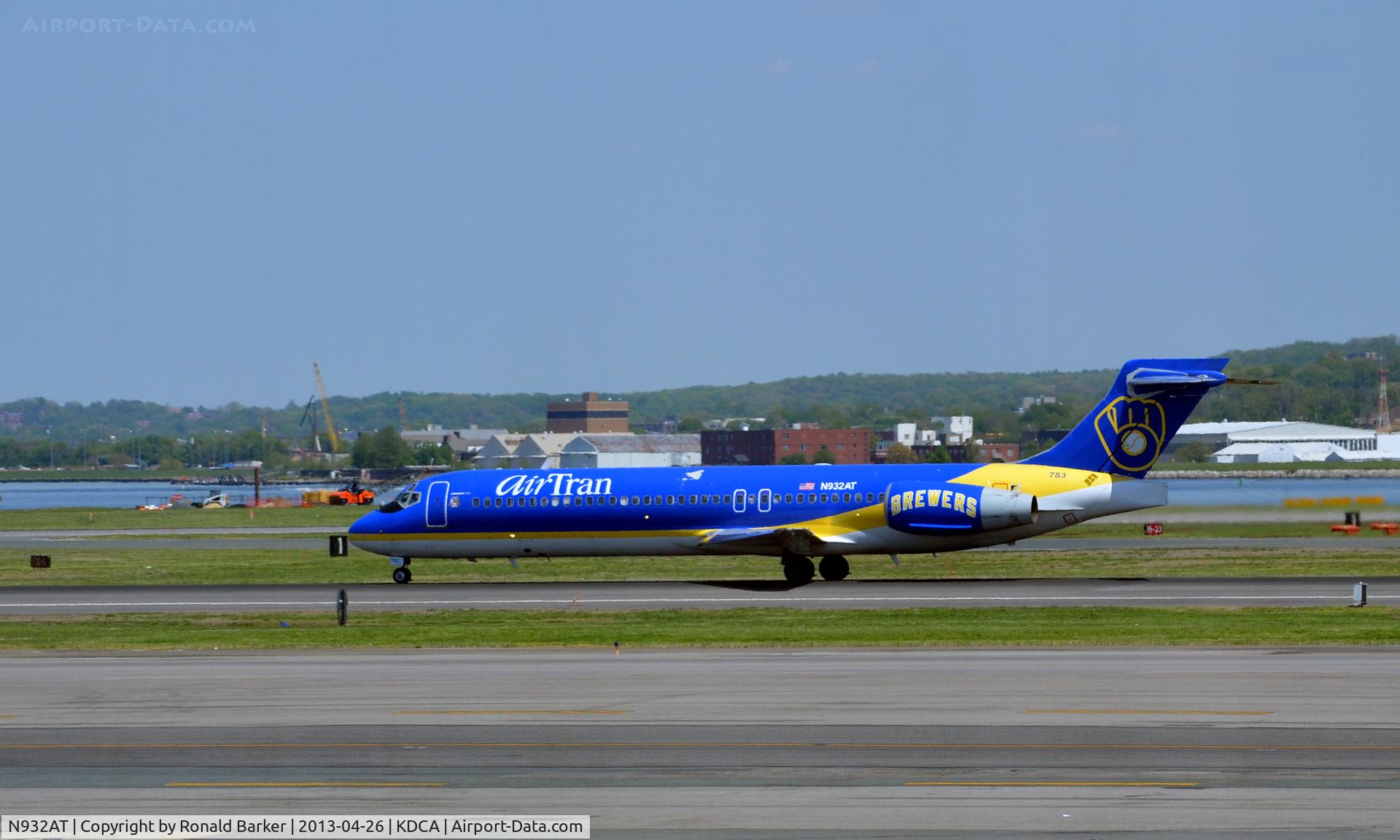 N932AT, 2000 Boeing 717-200 C/N 55073, Takeoff DCA