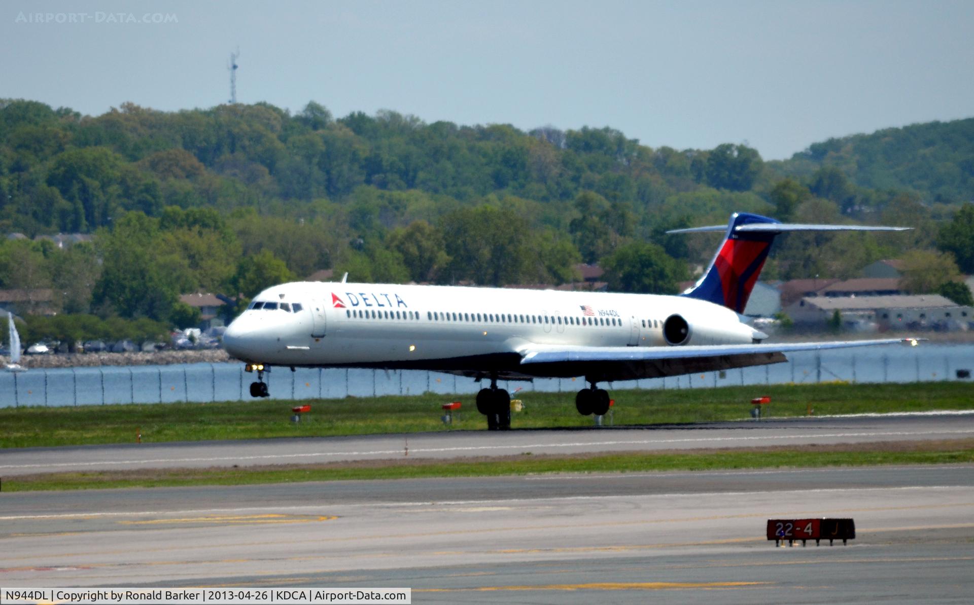N944DL, 1989 McDonnell Douglas MD-88 C/N 49817, Approach DCA