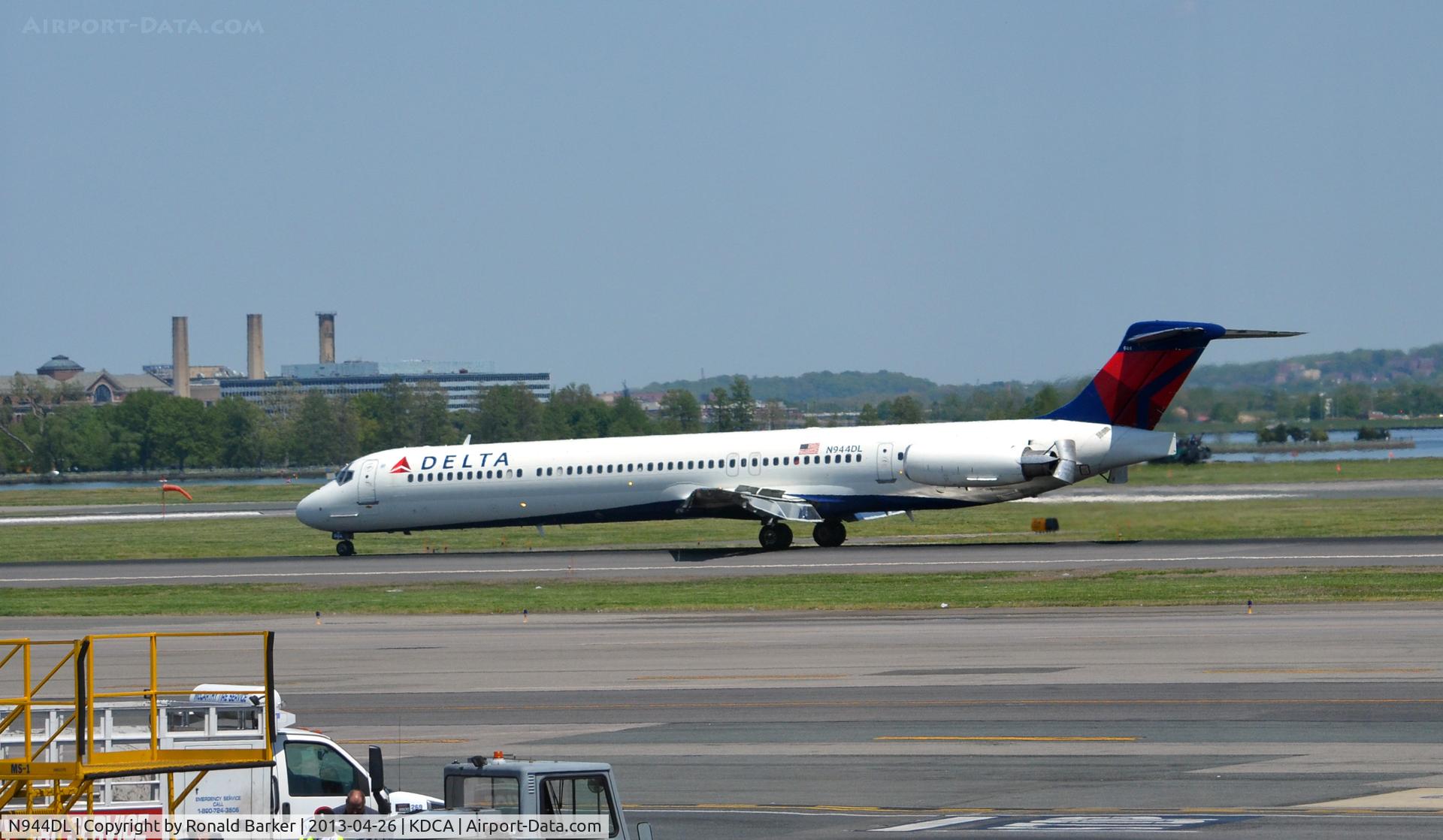 N944DL, 1989 McDonnell Douglas MD-88 C/N 49817, Landing rollout  DCA