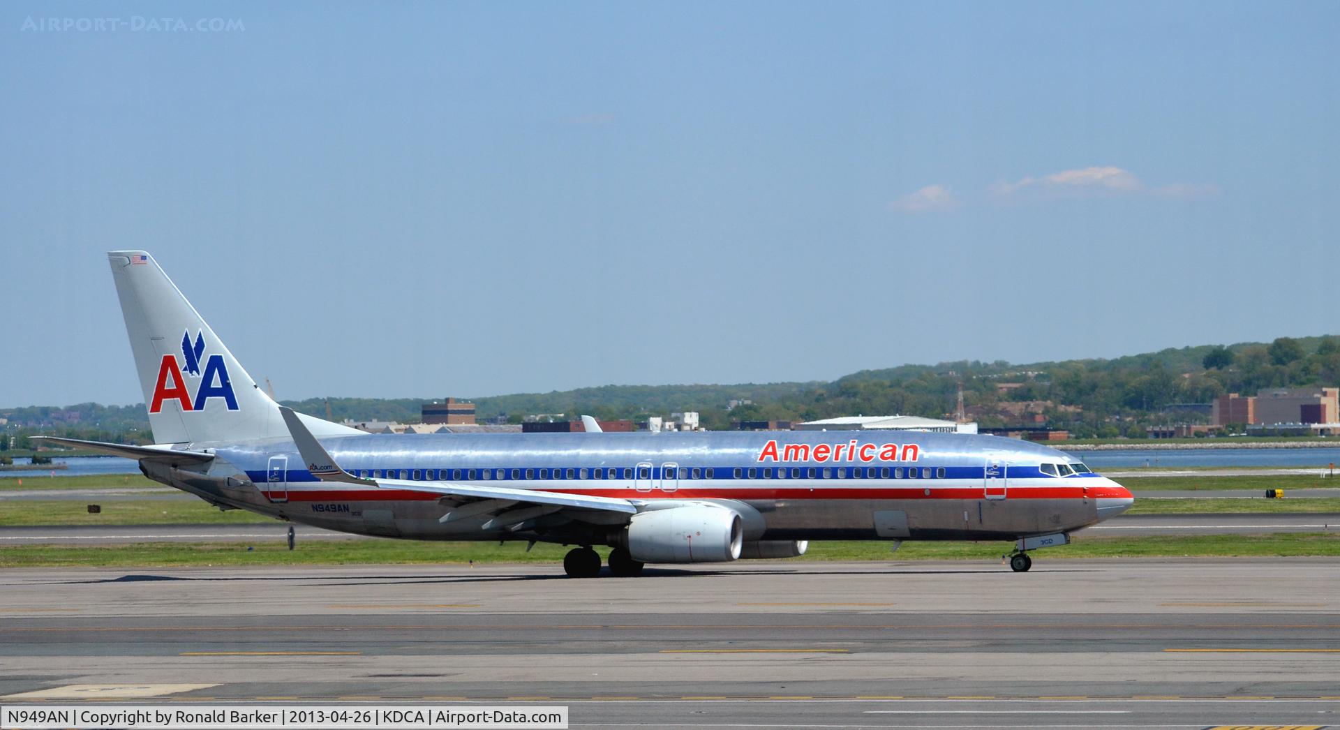 N949AN, 2000 Boeing 737-823 C/N 29537, Taxi DCA