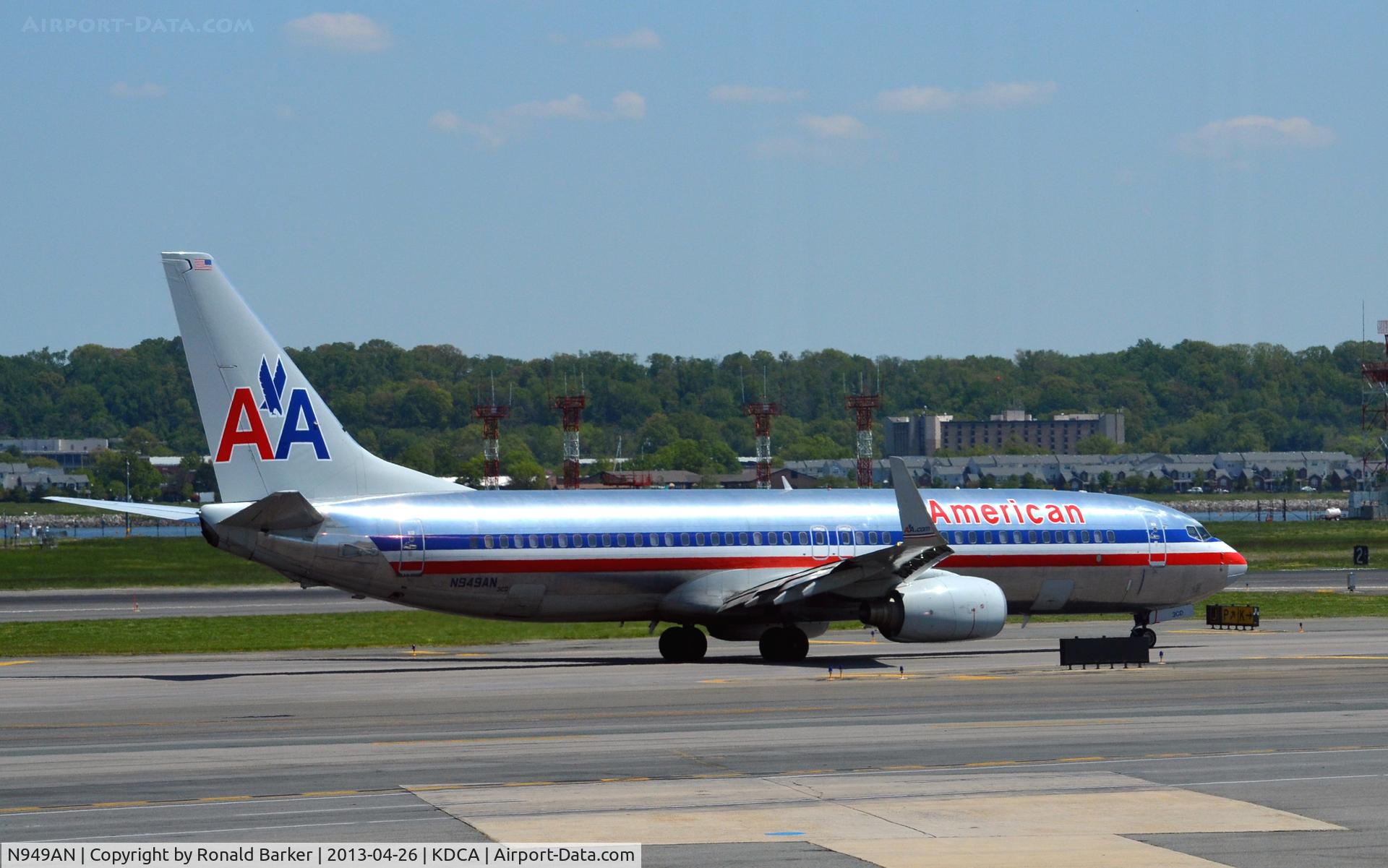 N949AN, 2000 Boeing 737-823 C/N 29537, Taxi DCA