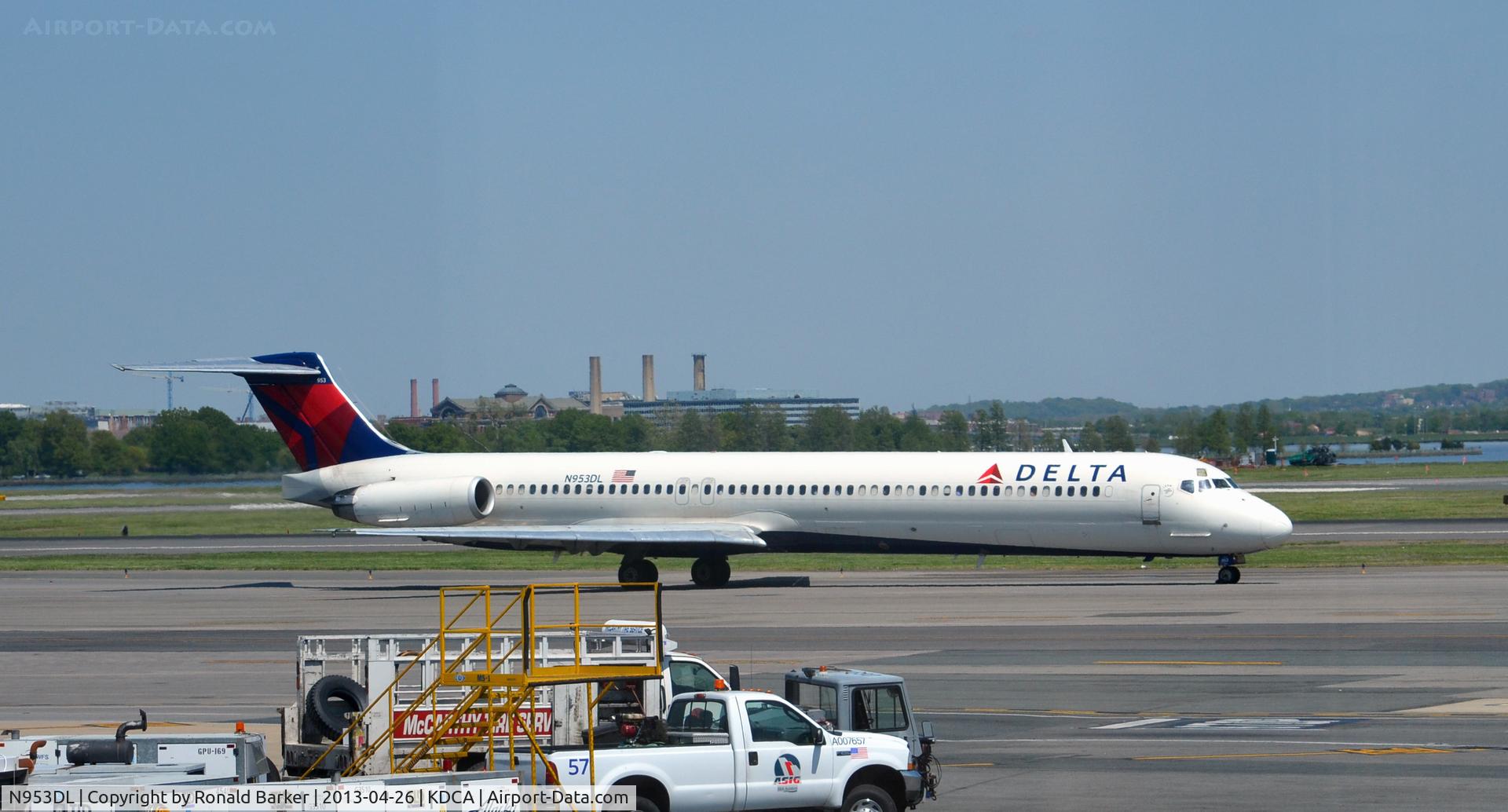 N953DL, 1990 McDonnell Douglas MD-88 C/N 49884, Taxi DCA