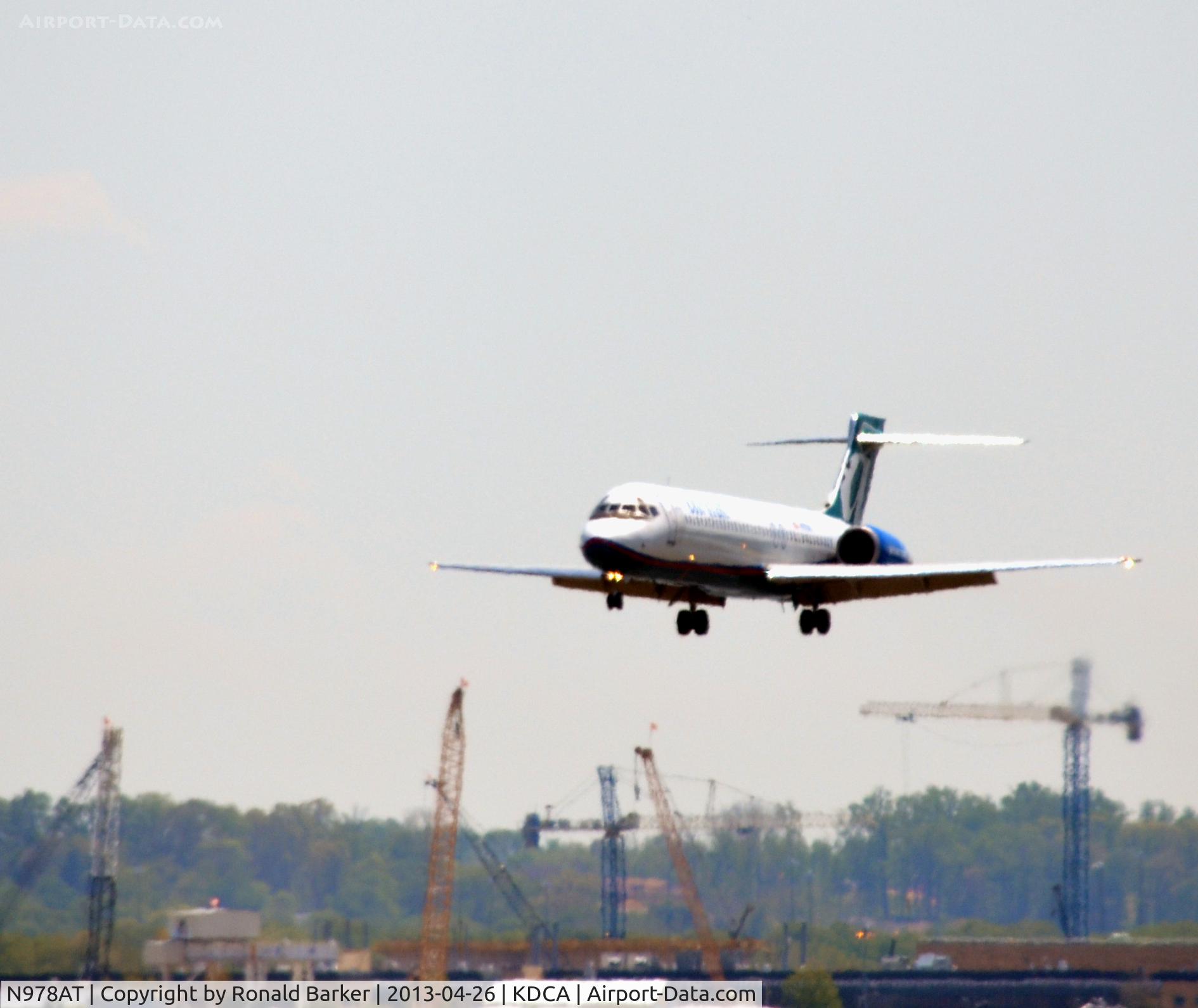N978AT, 2002 Boeing 717-200 C/N 55037, Approach to DCA