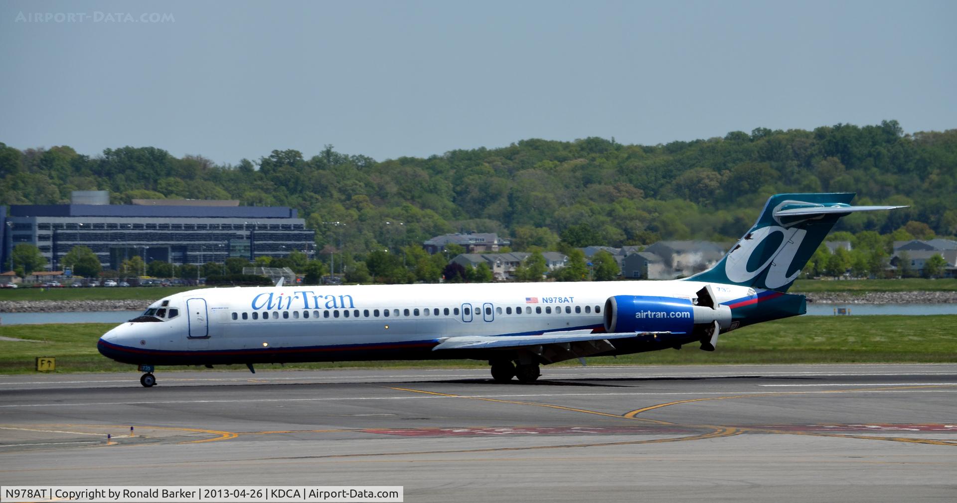 N978AT, 2002 Boeing 717-200 C/N 55037, Landing DCA  Check thrust reversers