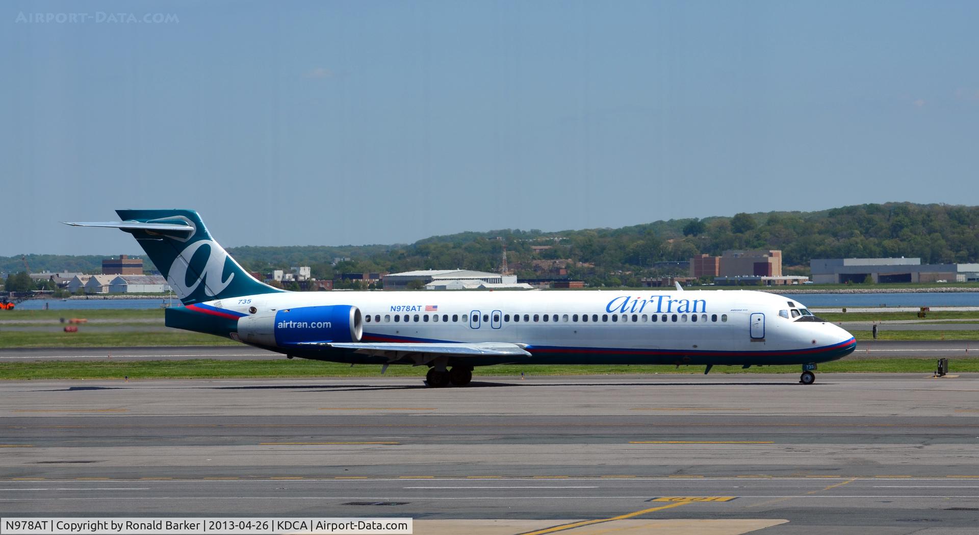 N978AT, 2002 Boeing 717-200 C/N 55037, Taxi DCA