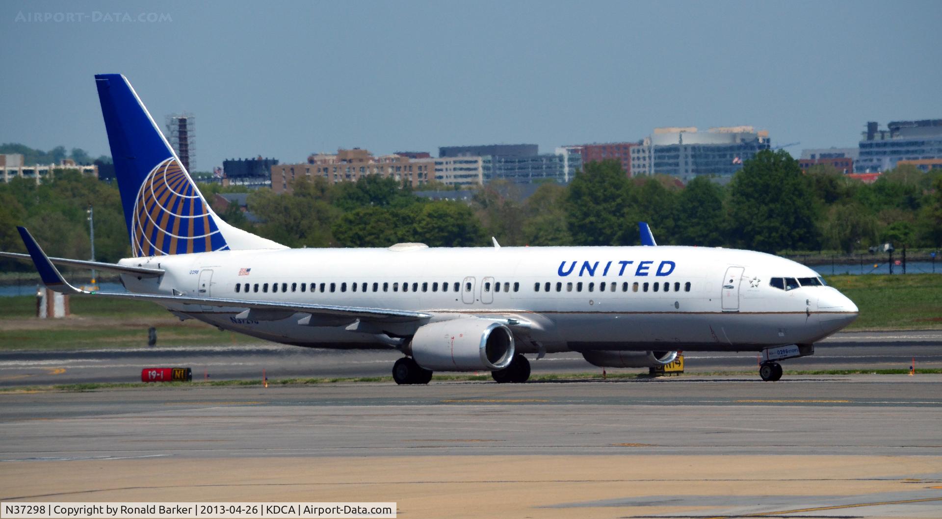 N37298, 2005 Boeing 737-824 C/N 34004, Taxi DCA