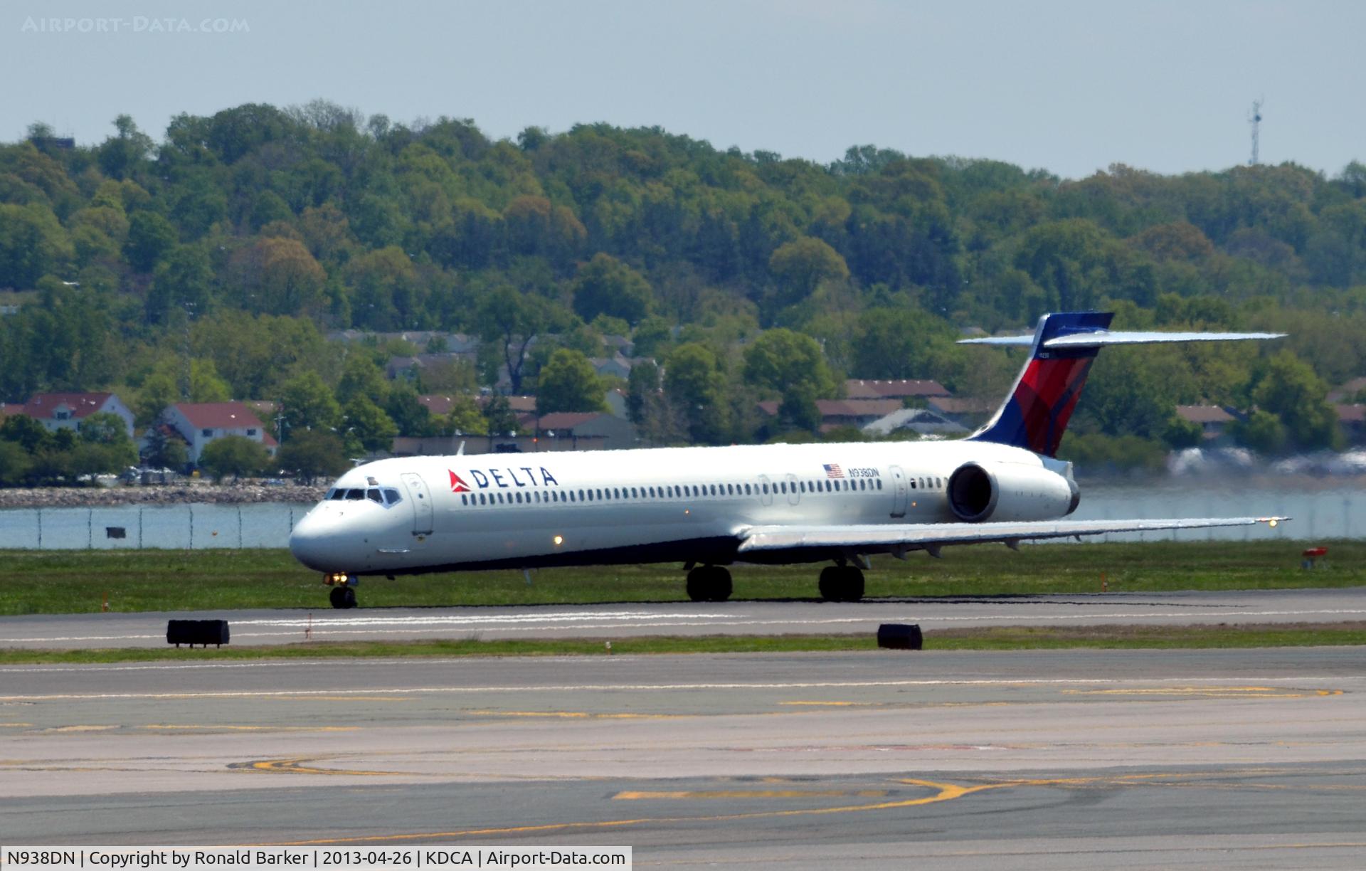N938DN, 1995 McDonnell Douglas MD-90-30 C/N 53353, Takeoff roll DCA