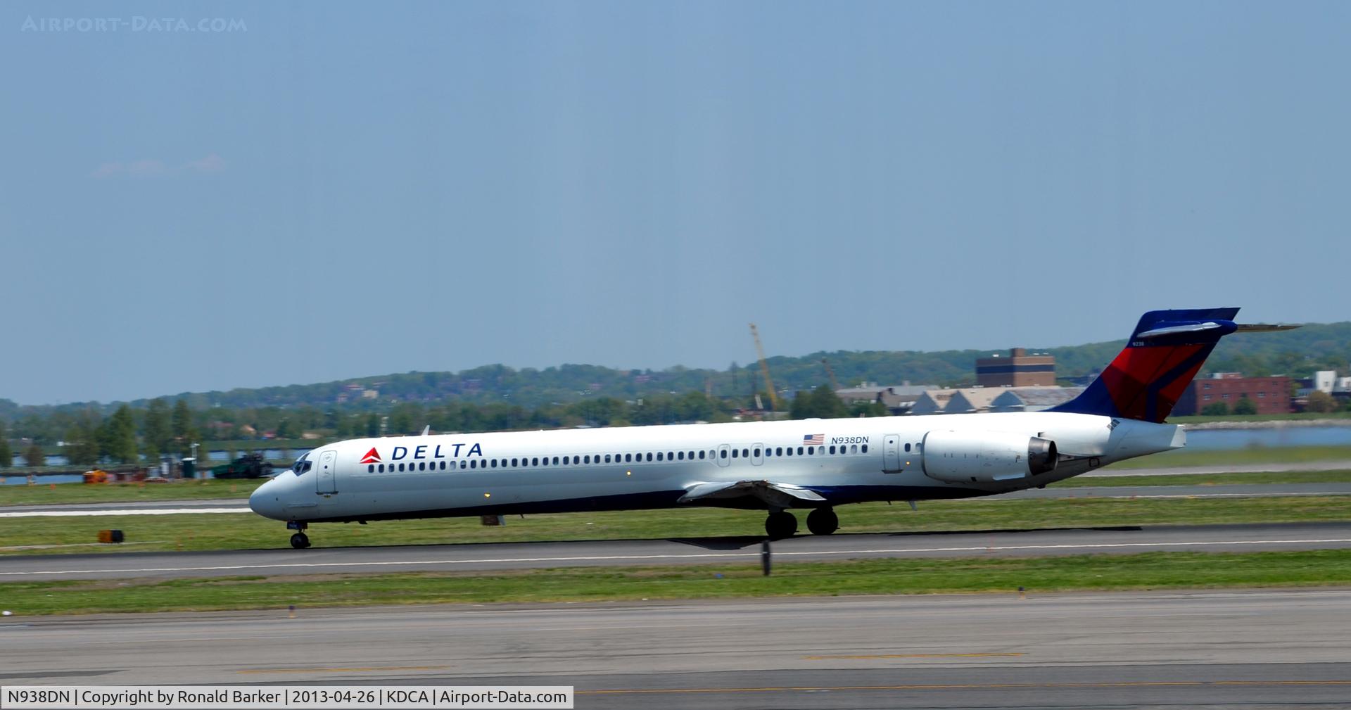 N938DN, 1995 McDonnell Douglas MD-90-30 C/N 53353, Takeoff roll DCA