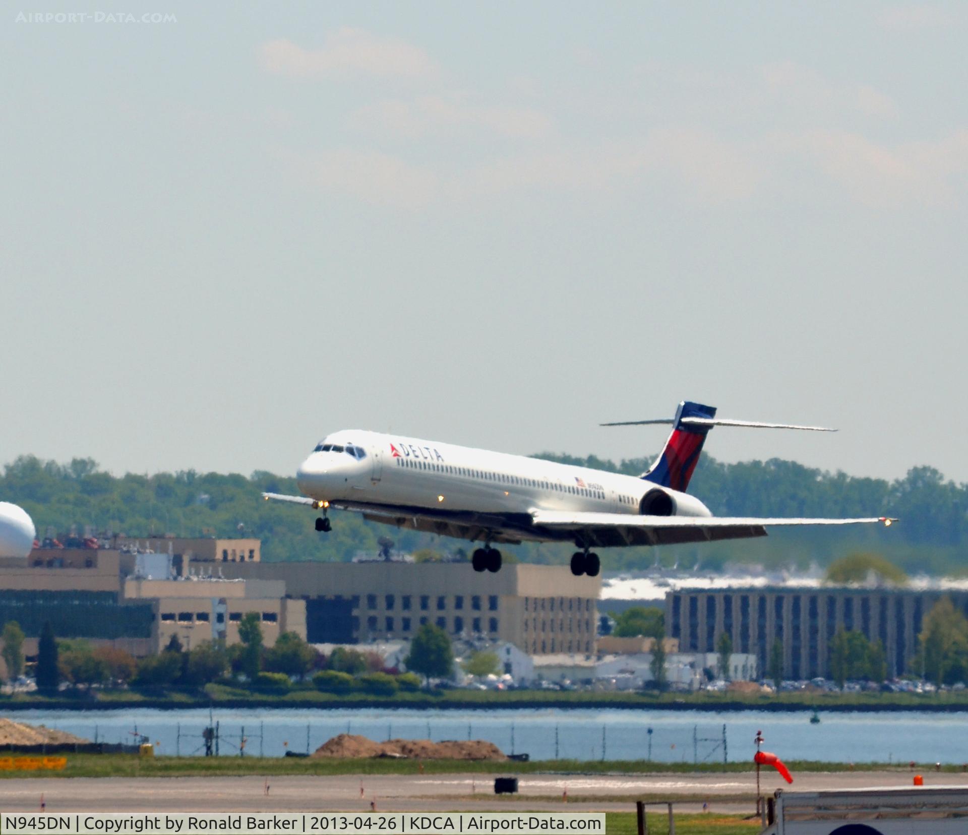 N945DN, 1998 McDonnell Douglas MD-90-30 C/N 53359, Approach DCA