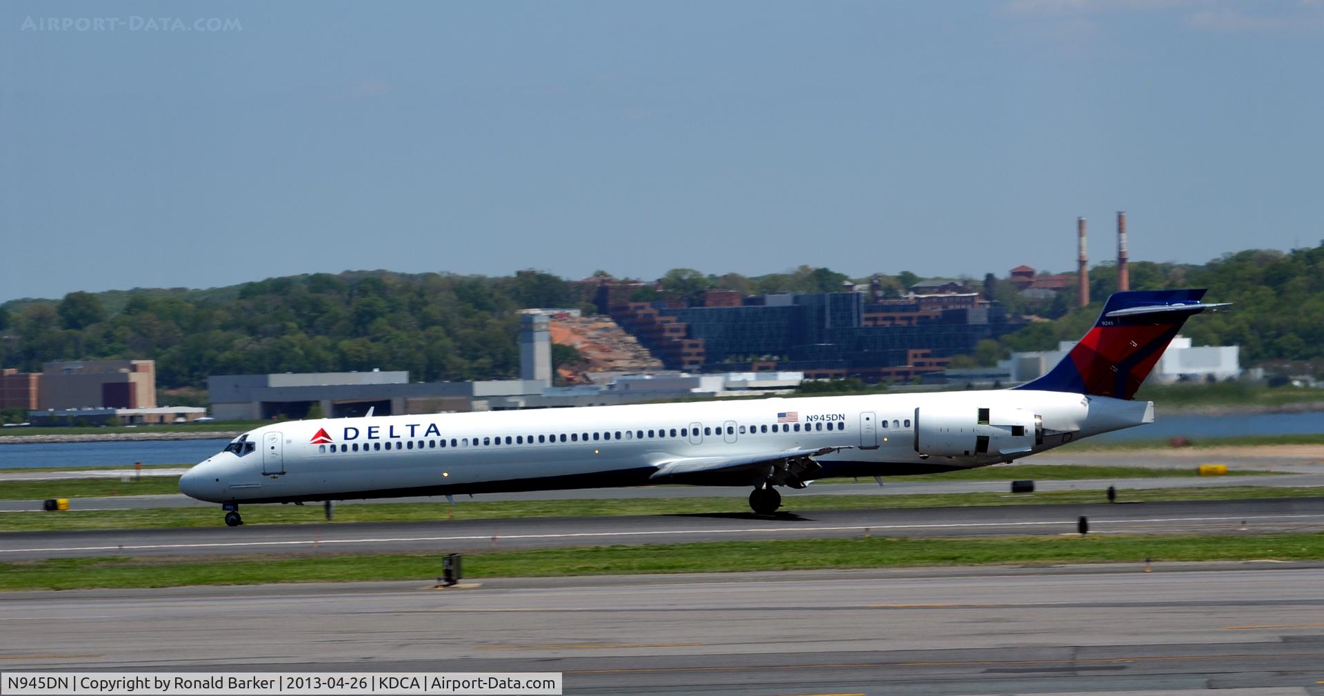 N945DN, 1998 McDonnell Douglas MD-90-30 C/N 53359, Landing roll DCA
