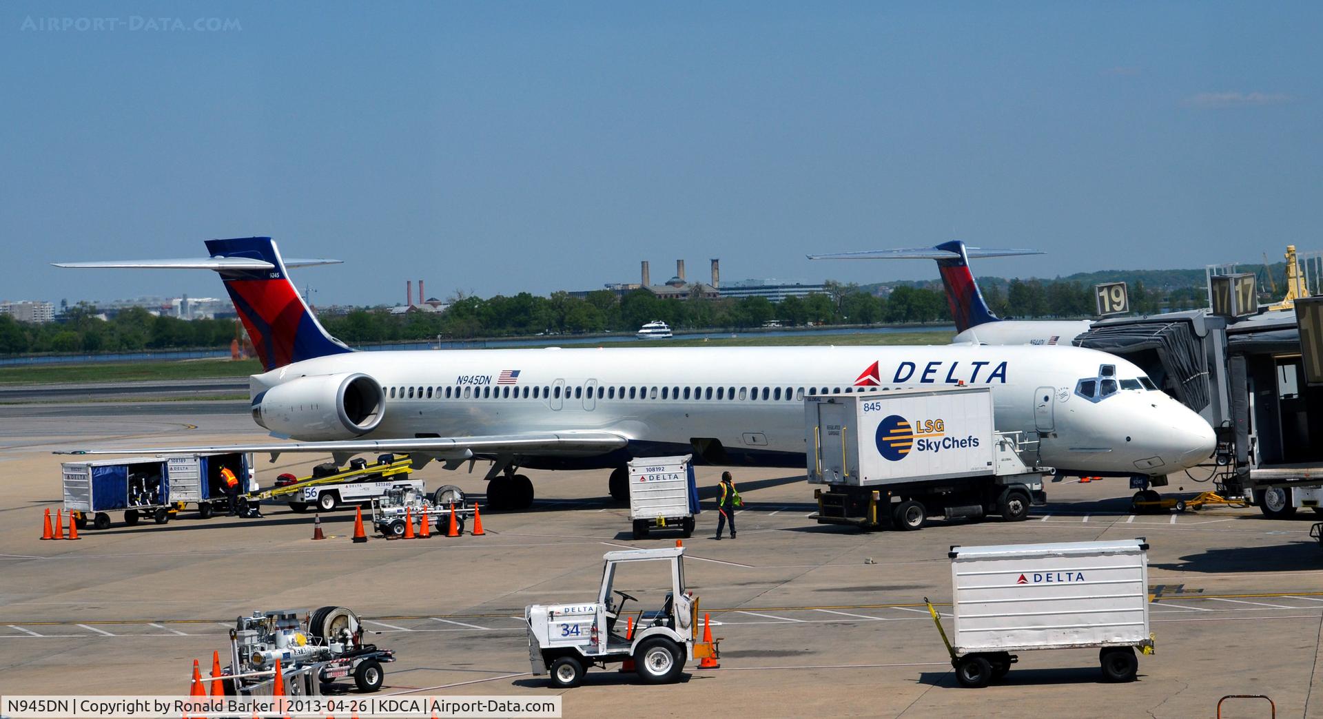 N945DN, 1998 McDonnell Douglas MD-90-30 C/N 53359, Gate DCA VA