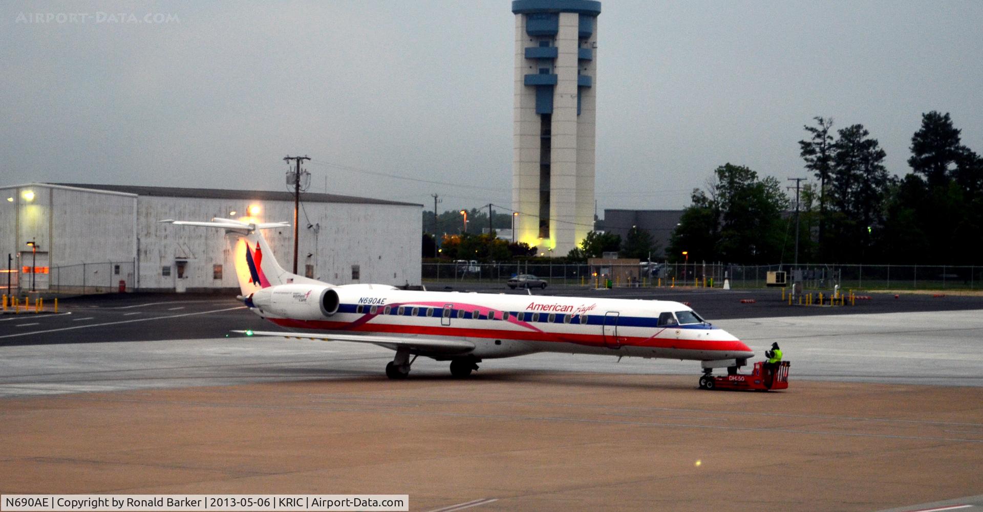 N690AE, 2004 Embraer ERJ-145LR (EMB-145LR) C/N 14500858, Taxi RIC