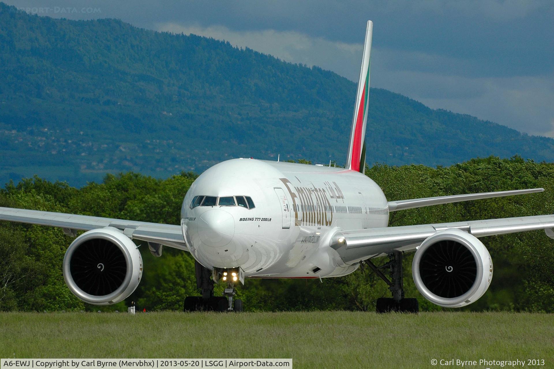 A6-EWJ, 2009 Boeing 777-21H/LR C/N 35590, Taken from the park at the 05 threshold.
